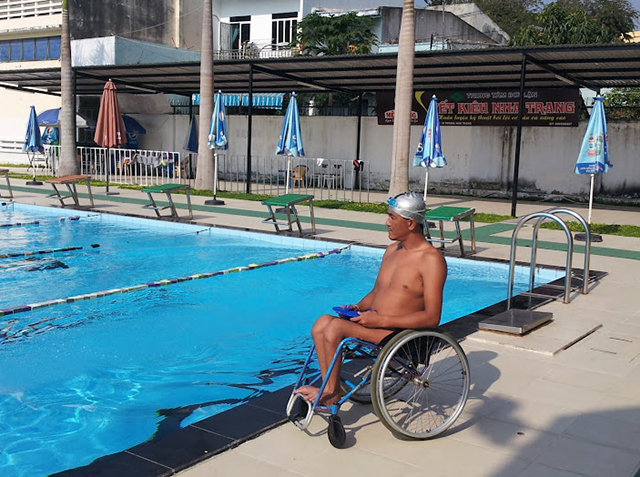 Một vận động viên khuyết tật chuẩn bị tập luyện tại trung tâm
