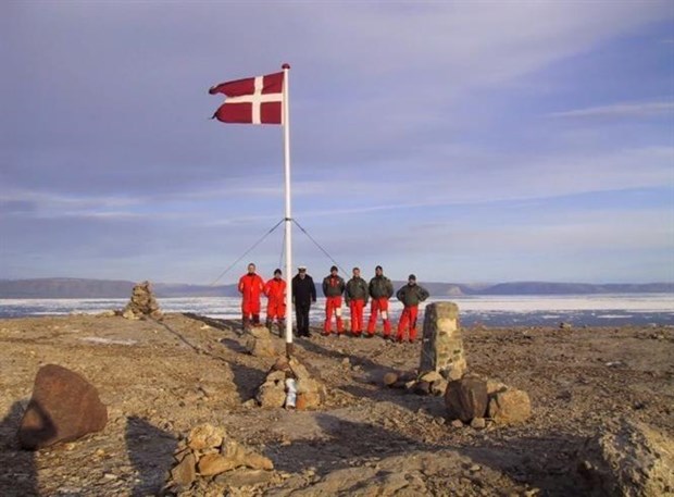 Đoàn thủy thủ Đan Mạch cắm cờ trên đảo tranh chấp Hans ở ngoài khơi đảo quốc Greenland, ngày 13/8/2002. (Ảnh: The Canadian Press/TTXVN)