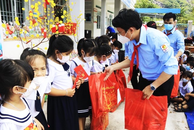 Thành đoàn - Hội đồng Đội TP. Nha Trang trao quà cho học sinh khó khăn  nhân dịp Tết Nguyên đán. 