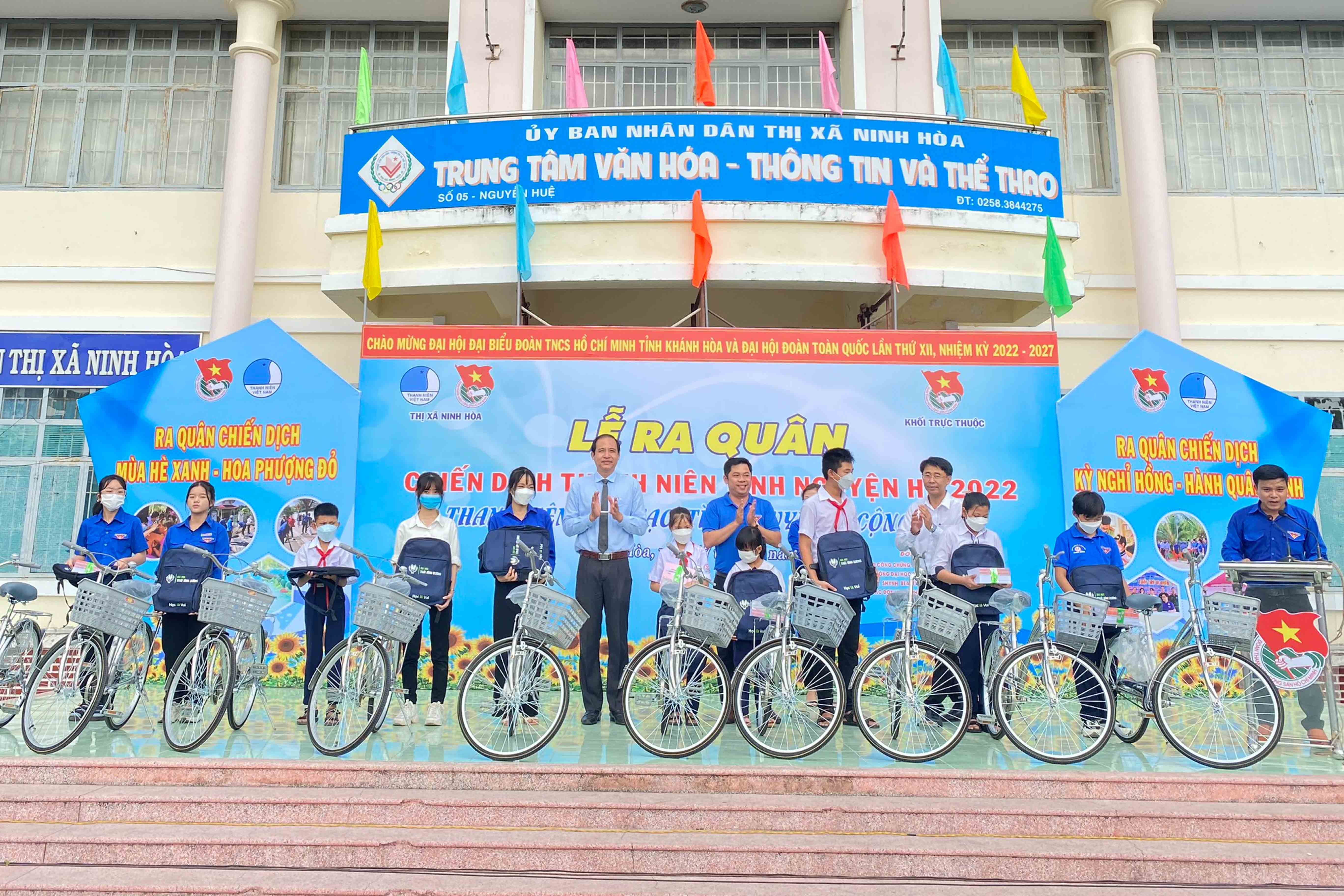 Các đại biểu trao xe đạp hỗ trợ các học sinh khó khăn