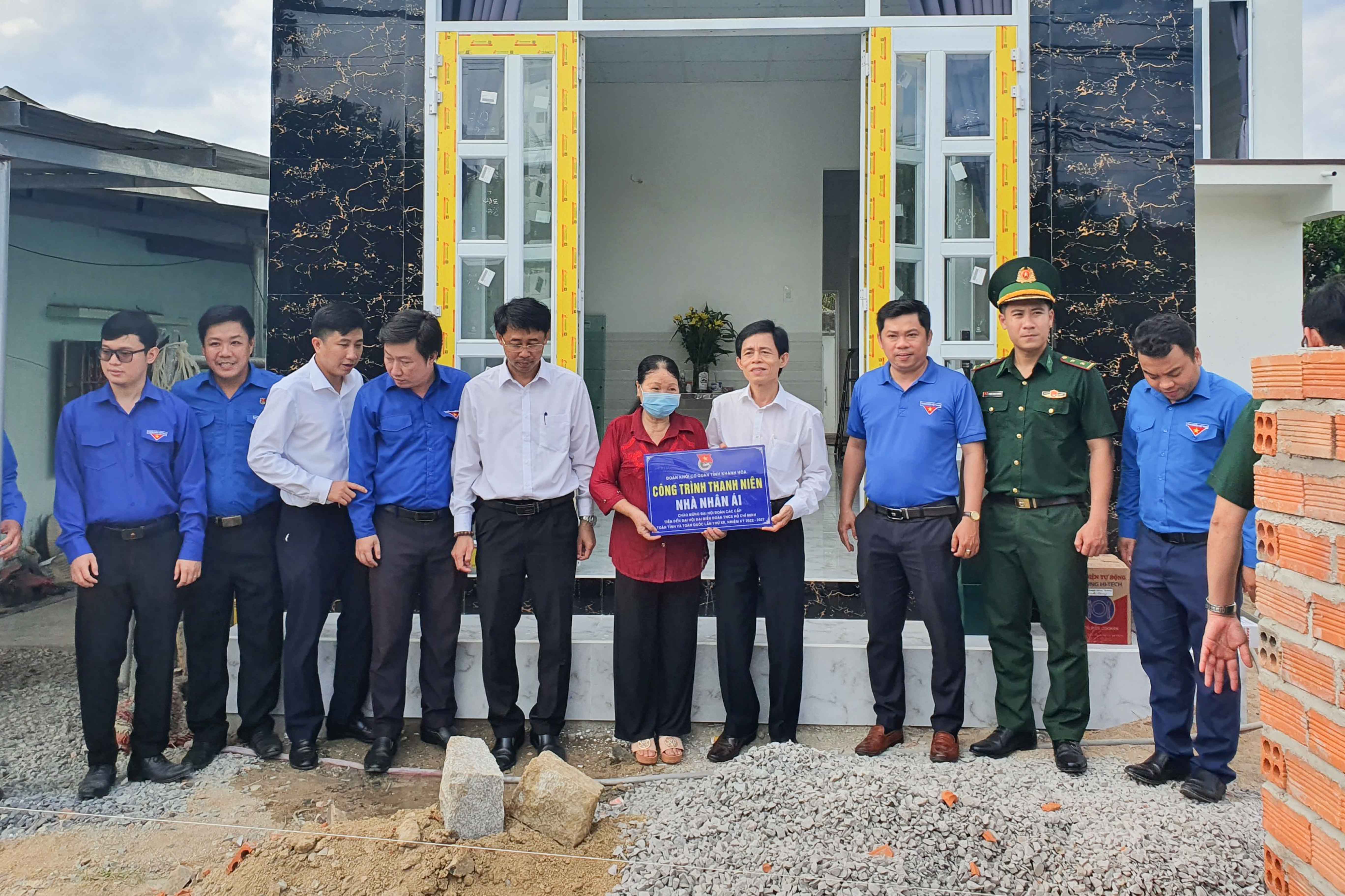 Các đại biểu khánh thành công trình Nhà nhân ái cho hộ gia đình khó khăn tại thôn Phong Thạnh, xã Ninh Lộc 
