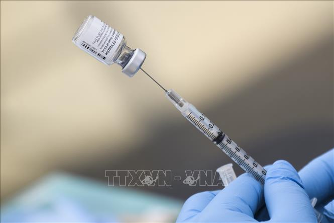 Nhân viên y tế chuẩn bị mũi tiêm vaccine ngừa COVID-19 tại điểm tiêm chủng ở Los Angeles, bang California, Mỹ. Ảnh: AFP/TTXVN