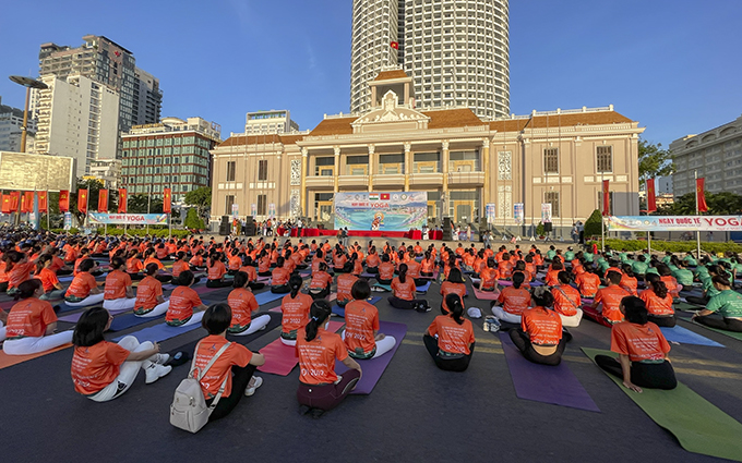 Quang cảnh buổi đồng diễn hưởng ứng Ngày Quốc tế Yoga tại Nha Trang.