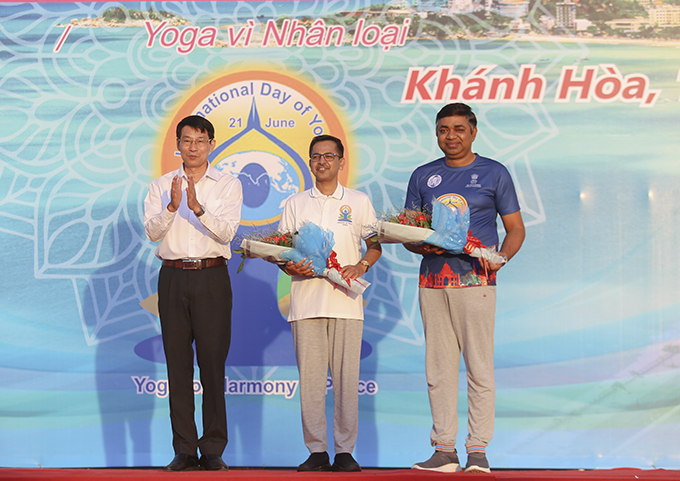 Ông Đinh Văn Thiệu, Phó Chủ tịch UBND tỉnh tặng hoa chúc mừng Đại sứ và Tổng lãnh sự Ấn Độ tại TP. Hồ Chí Minh.