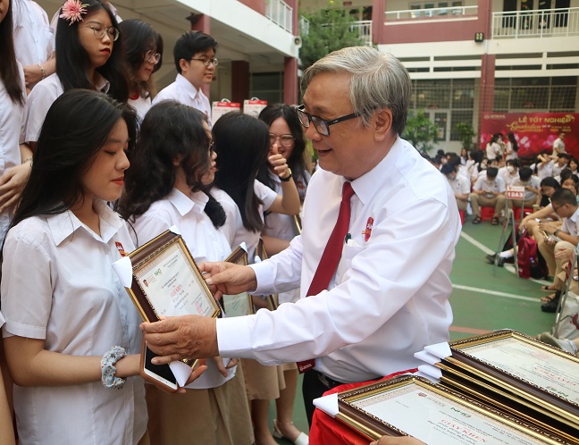 Thầy Phạm Hữu Bình trao giấy khen cho các học sinh giỏi. 