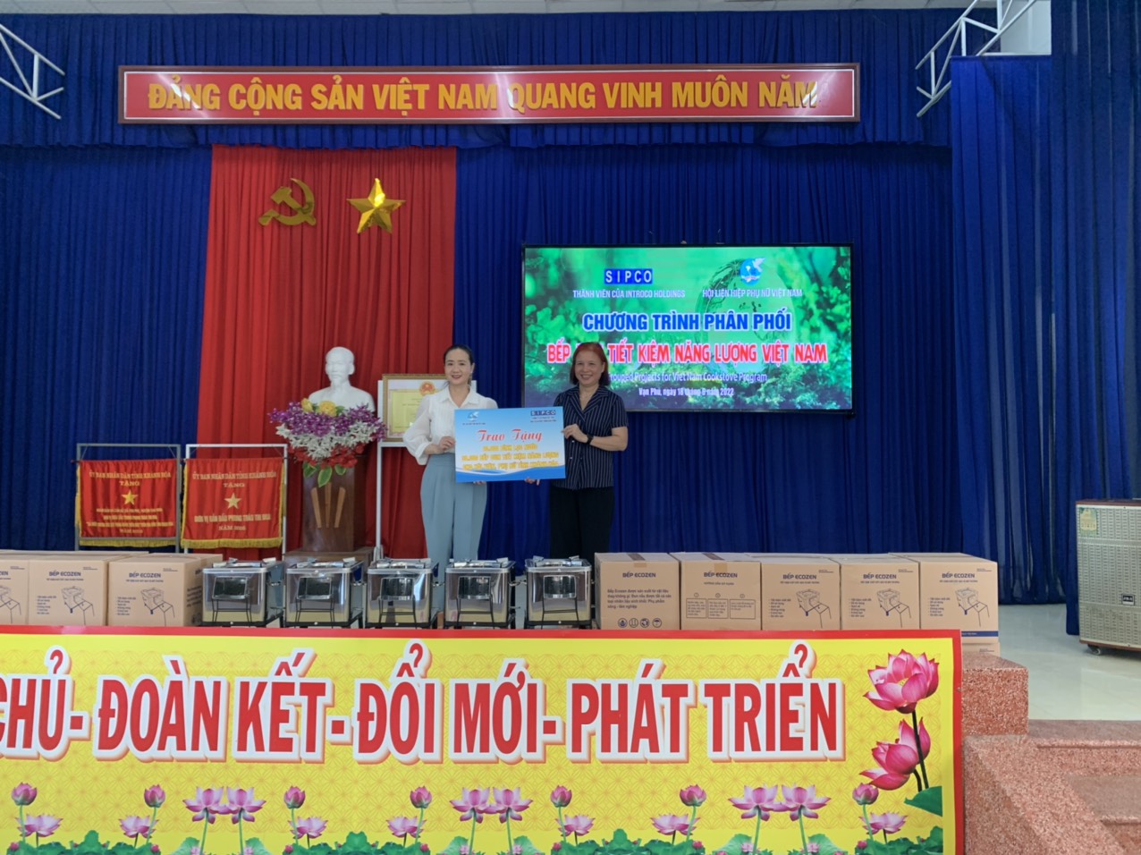 Bà Nguyễn Quỳnh Nga – Chủ tịch Hội LHPN tỉnh (bên trái) tiếp nhận biểu trưng quà tặng. 