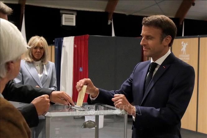 Tổng thống Pháp Emmanuel Macron bỏ phiếu tại vòng hai cuộc bầu cử Quốc hội, ở Le Touquet, miền Bắc Pháp, ngày 19/6/2022. Ảnh: AFP/TTXVN