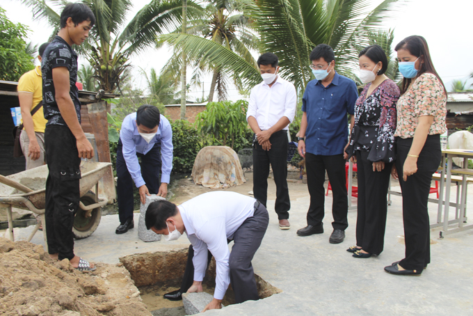 Lãnh đạo Báo Khánh Hòa và Tổng Công ty Khánh Việt động thổ khởi công  xây nhà tình nghĩa cho gia đình ông Moong Văn Nhuần.