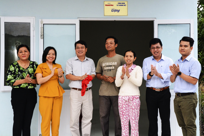 Lãnh đạo Báo Khánh Hòa và Tổng Công ty Khánh Việt bàn giao nhà cho gia đình bà Hồ Thị Nhân.