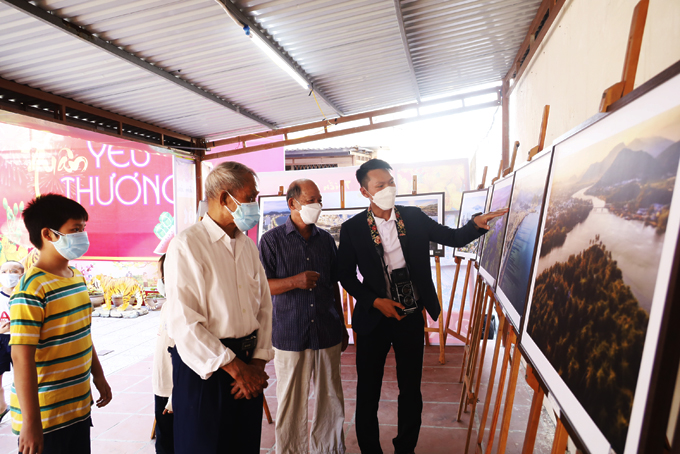 Khách tham quan khu vực trưng bày ảnh Một thoáng xứ Trầm ở Bảo tàng tỉnh vào dịp Tết Nhâm Dần 2022. 