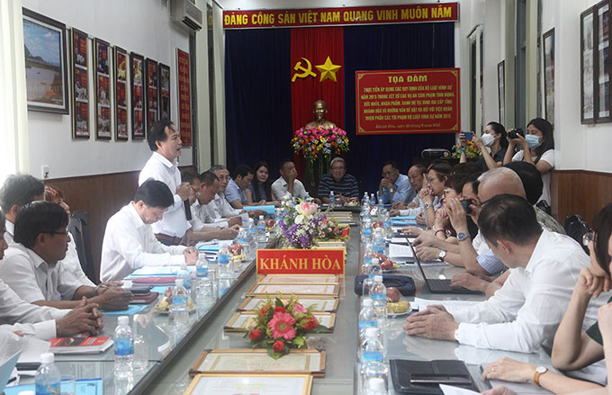 Thẩm phán Nguyễn Anh - Chánh án Tòa án nhân dân tỉnh Khánh Hòa phát biểu khai mạc tọa đàm.