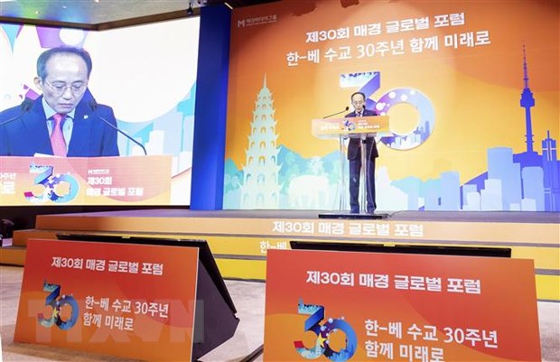Phó thủ tướng kiêm Bộ trưởng Kinh tế và Tài chính Hàn Quốc Choo Kyung-ho phát biểu chào mừng tại lễ khai mạc diễn đàn. (Ảnh: Anh Nguyên/TTXVN)