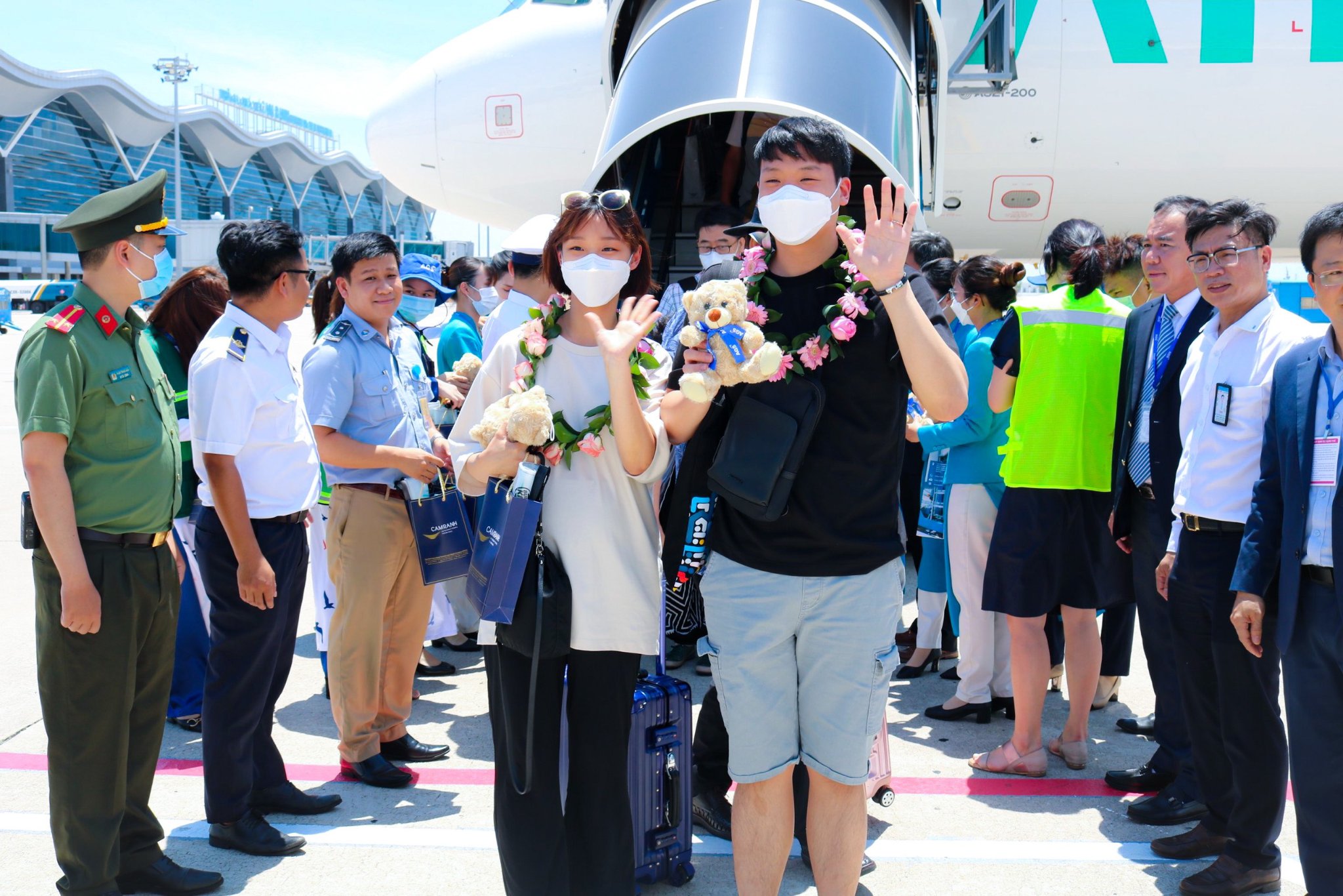 Khách du lịch Hàn Quốc đến Khánh Hòa trên chuyến bay của Air Seoul sáng 24-6.