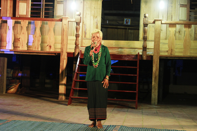 Nghệ nhân Ưu tú Cao Thị Quang trong một lần trình diễn hát kể sử thi Raglai  cho đồng bào huyện Khánh Sơn nghe.  
