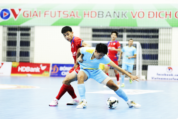 Các cầu thủ Sanvinest Khánh Hòa trong trận đấu với Hiếu Hoa Đà Nẵng.