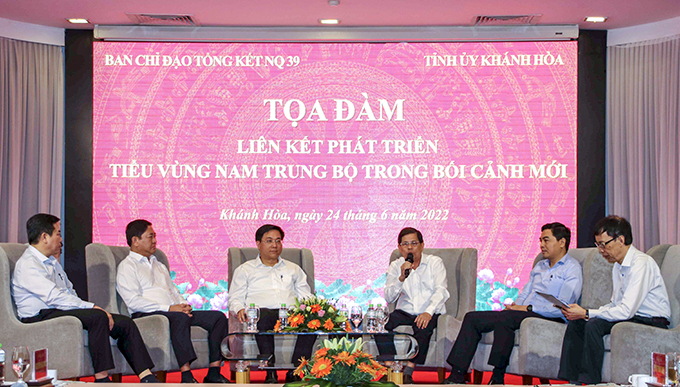Ông Nguyễn Tấn Tuân phát biểu tại buổi tọa đàm.