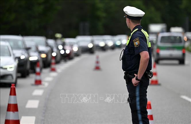 Cảnh sát được triển khai nhằm đảm bảo an ninh trước thềm Hội nghị thượng đỉnh G7 tại lâu đài Elmau, thuộc bang Bayern, miền Nam nước Đức, ngày 24/6/2022. Ảnh: AFP/TTXVN