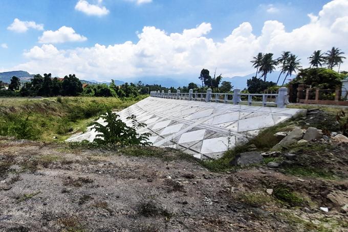 Khu vực Công ty TNHH Minh Phát đổ đất nâng nền, tập kết vật liệu xây dựng trái phép.