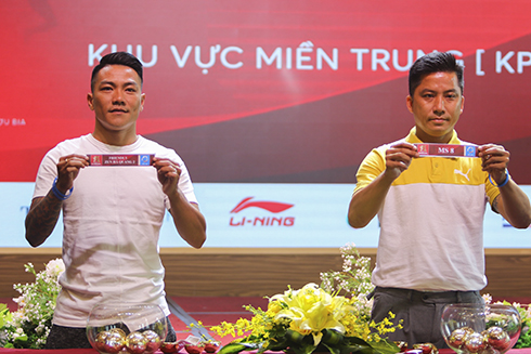 Hai cựu tuyển thủ quốc gia Quang Hải, Duy Nam trong buổi bốc thăm các đội bóng.