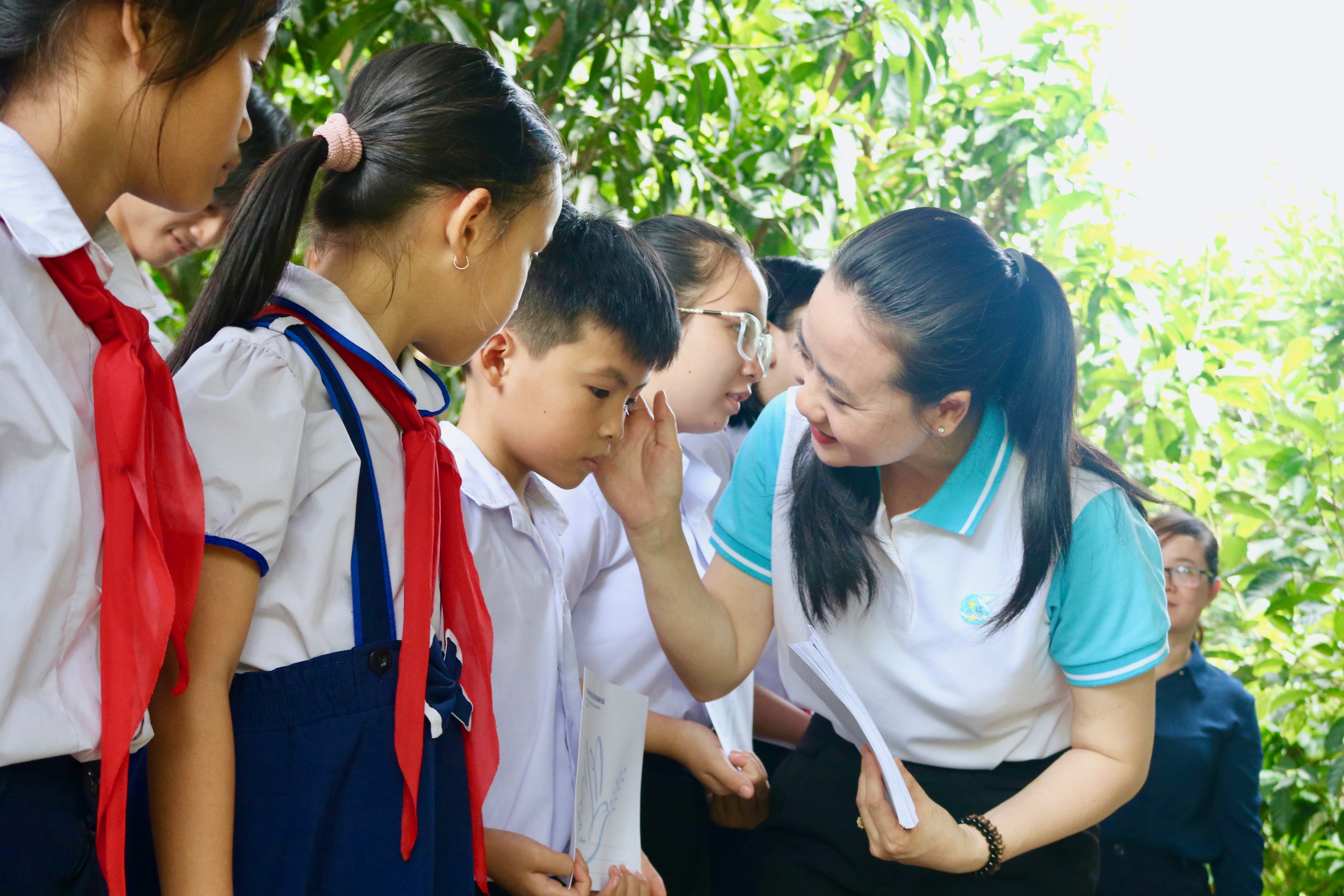Bà Nguyễn Quỳnh Nga - Chủ tịch Hội LHPN tỉnh Khánh Hòa động viên, khen thưởng cho học sinh có thành tích học tập tốt.