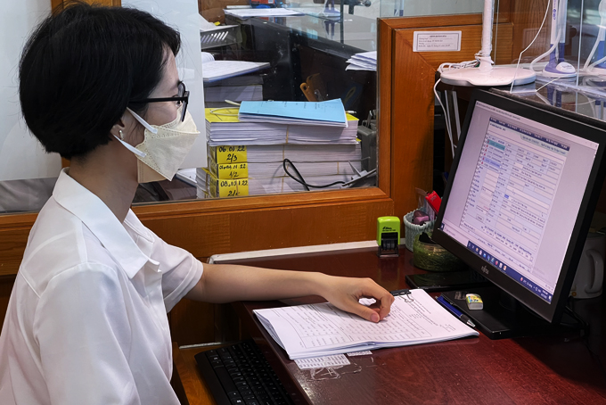 Giao dịch viên Kho bạc Nhà nước Khánh Hòa cập nhật số liệu thu ngân sách nhà nước.