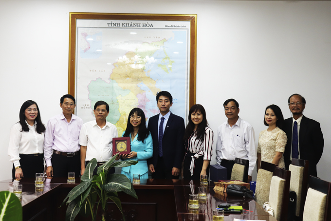 Đồng chí Nguyễn Tấn Tuân tặng quà lưu niệm cho đoàn công tác của Tập đoàn Vingroup. 