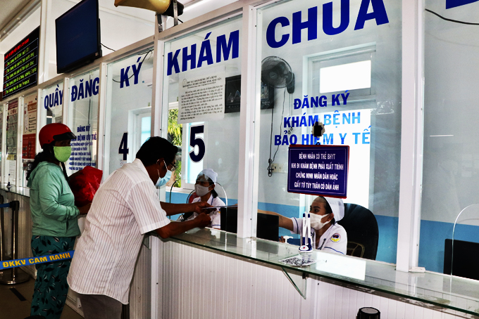 Người dân đăng ký khám chữa bệnh bảo hiểm y tế tại Bệnh viện Đa khoa khu vực Cam Ranh.