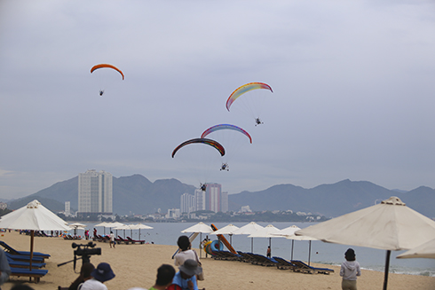 Bay biểu diễn dọc bãi biển Trần Phú.