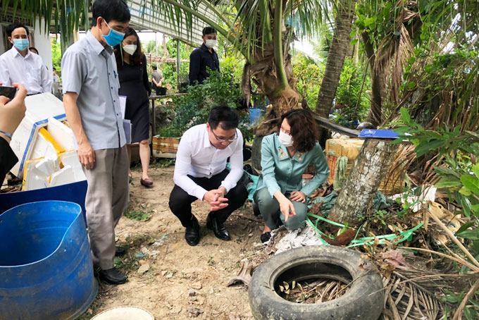 Thứ trưởng Bộ Y tế Nguyễn Thị Liên Hương kiểm tra các dụng cụ chứa nước ở hộ dân thị xã Ninh Hòa.