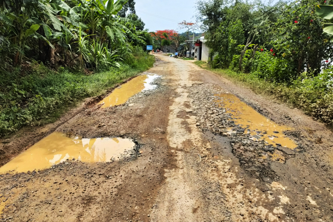 Tỉnh lộ 9 đoạn qua địa bàn xã Thành Sơn bị hư hỏng nặng.