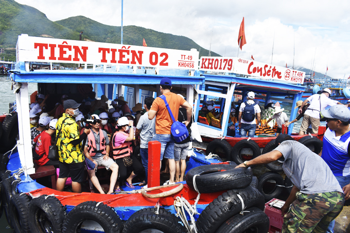 Khách du lịch lên tàu đi tham quan biển, đảo vịnh Nha Trang.