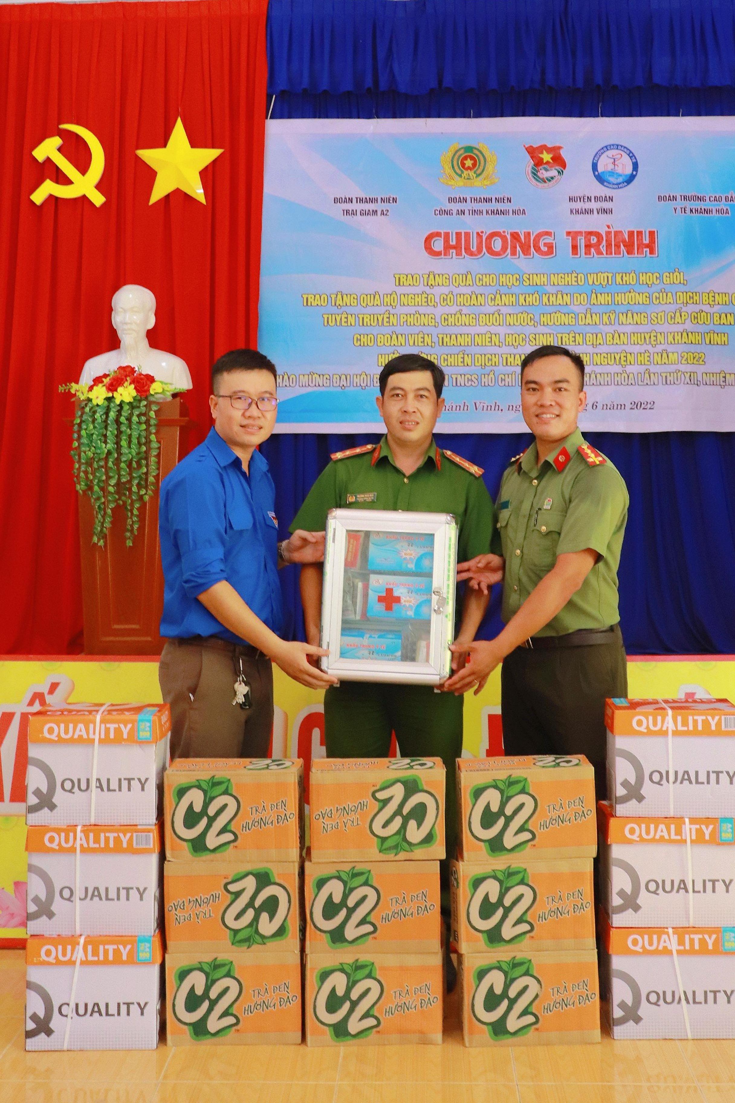Đoàn thanh niên các đơn vị trao quà và tủ thuốc y tế hỗ trợ Công an xã Khánh Thượng