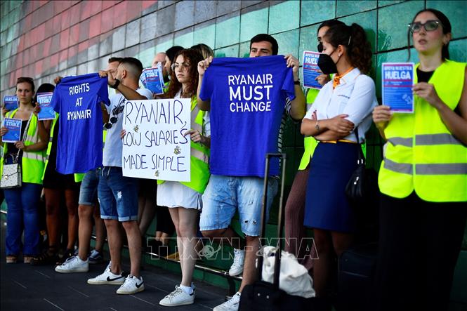 Các nhân viên của Hãng hàng không Ryanair tham gia đình công tại sân bay El Prat ở Barcelona, Tây Ban Nha, ngày 24/6/2022. Ảnh: AFP/TTXVN