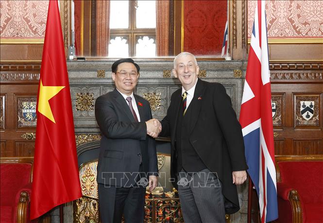 Chủ tịch Quốc hội Vương Đình Huệ và Chủ tịch Hạ viện Anh Lindsay Hoyle chụp ảnh chung trong khuôn khổ chương trình thăm chính thức Vương quốc Anh, sáng 29/6/2022. Ảnh: Doãn Tấn/TTXVN
