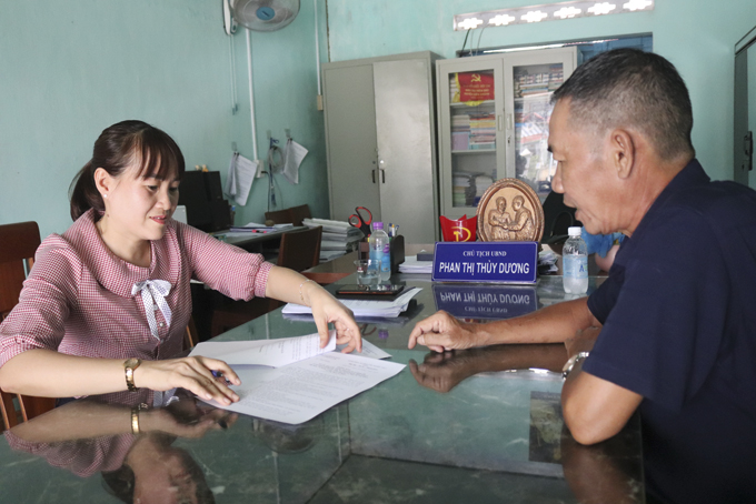 Chị Dương giải quyết các hồ sơ tại UBND xã Diên Lâm.