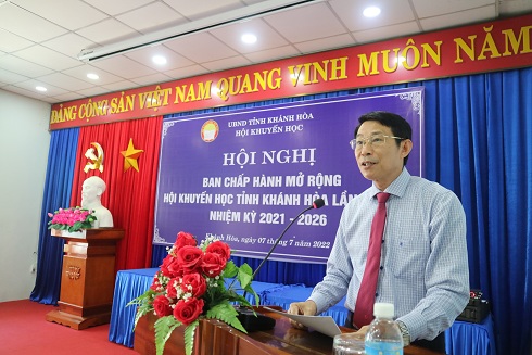 Ông Đinh Văn Thiệu phát biểu tại hội nghị. 