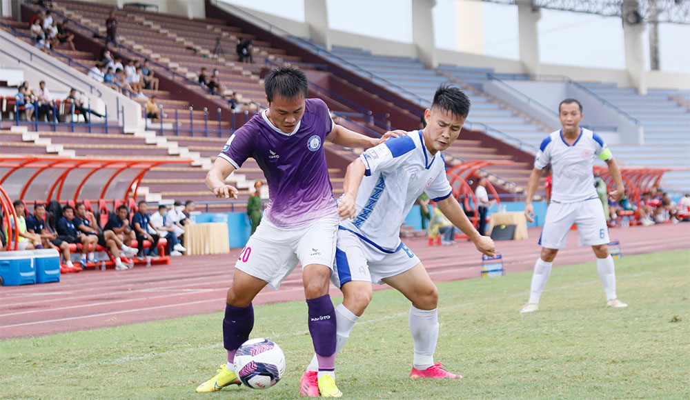 Đội bóng Khánh Hòa FC (áo tím) trong trận đấu trên sân khách gặp Phú Thọ. Nguồn: VPF