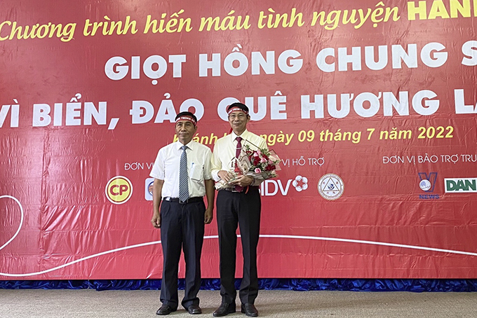 Ông Đinh Văn Thiệu - Phó Chủ tịch UBND tỉnh đón nhận biểu trưng lưu niệm của Ban Tổ chức Hành trình Đỏ Trung ương
