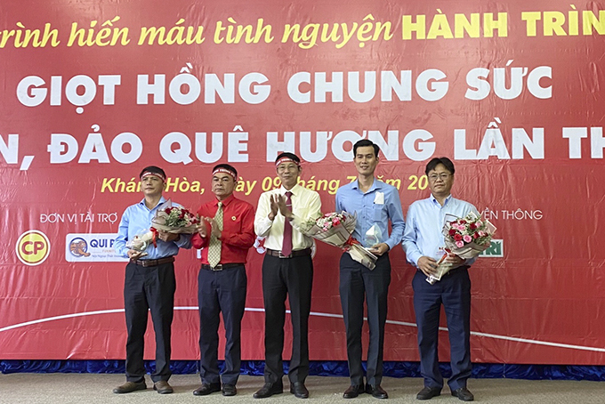 Ông Đinh Văn Thiệu - Phó Chủ tịch UBND tỉnh tặng quà tri ân cho 3 đơn vị.