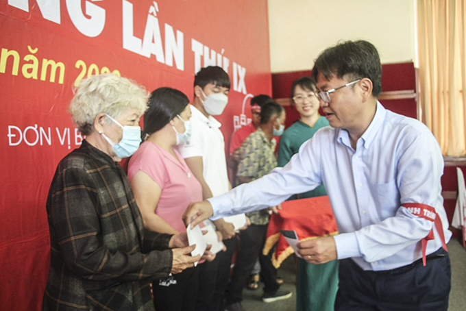 Đại diện Ngân hàng BIDV Khánh Hòa tặng quà cho các bệnh nhân.