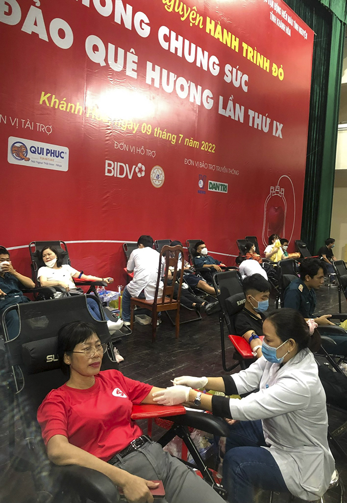 Các tình nguyện viên tham gia hiến máu tình nguyện hưởng ứng Chương trình “Hành trình Đỏ” năm 2022.