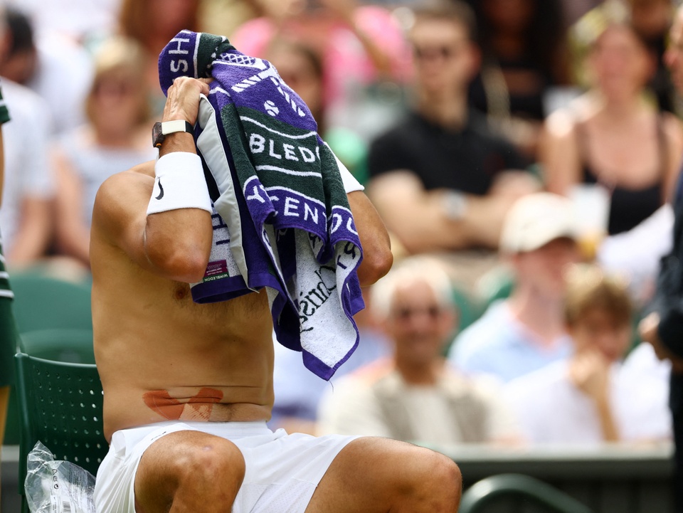 Nadal gặp chấn thương bụng trong trận gặp Fritz. Ảnh: Reuters.