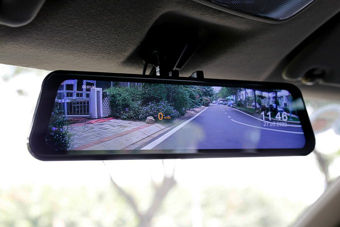 Kính chiếu hậu điện tử trên XL7 Sport Limited được tích hợp camera hành trình giúp di chuyển và tiến lùi xe an toàn