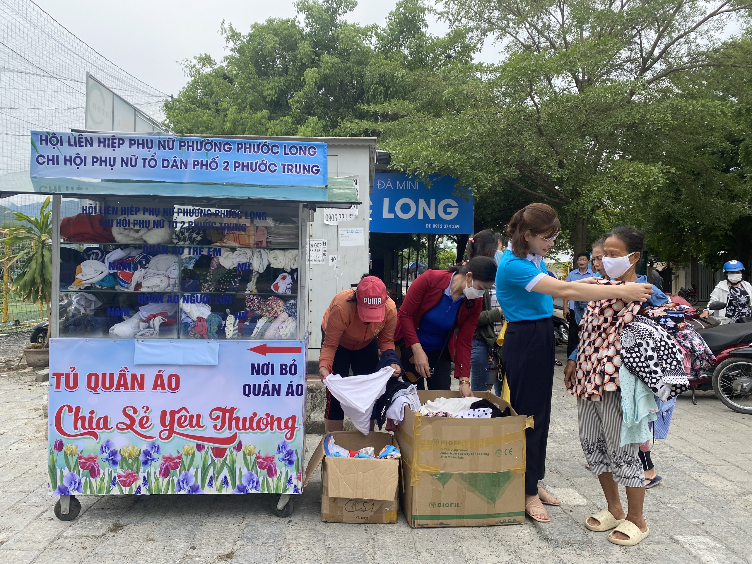 Cán bộ Hội LHPN phường Phước Long chọn lựa quần áo cho phụ nữ khó khăn.