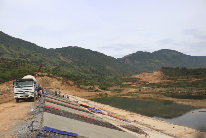 Khu vực thi công công trình hồ chứa nước Đắc Lộc đã diễn ra tình trạng khai thác đất trái phép.