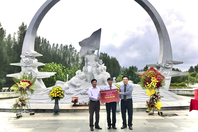 Đại diện đoàn công tác huyện Hoài Đức trao kinh phí hỗ trợ tu bổ Khu tưởng niệm chiến sĩ Gạc Ma.