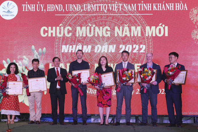 Lãnh đạo tỉnh trao bằng khen cho các tổ chức, doanh nghiệp nước ngoài và tổ chức, doanh nghiệp của người Việt Nam  ở nước ngoài có thành tích xuất sắc trong năm 2021.