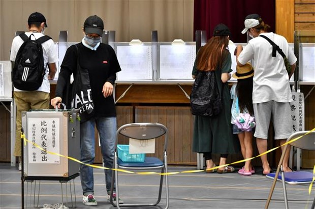 Cử tri bỏ phiếu trong cuộc bầu cử Thượng viện tại Tokyo, Nhật Bản ngày 10/7. (Ảnh: AFP/TTXVN)