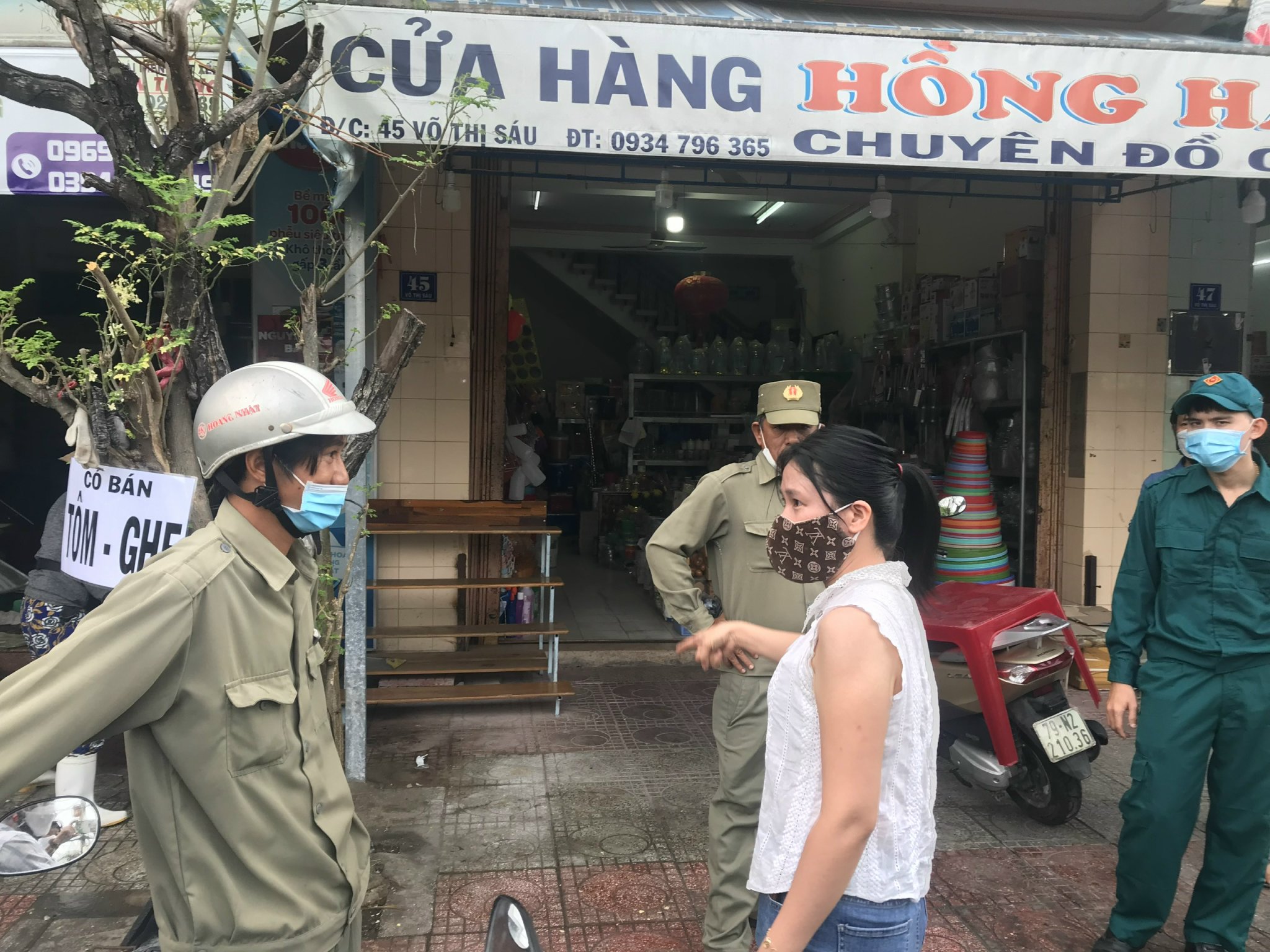 Lực lượng chức năng phường Vĩnh Nguyên và Phước Long nhắc nhở việc kinh doanh, buôn bán của người dân trên đường Võ Thị Sáu.
