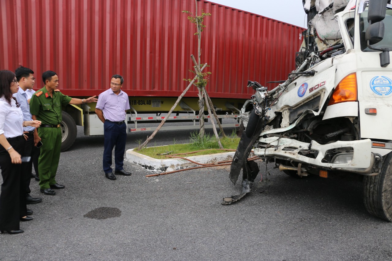 Đoàn công tác kiểm tra phương tiện gây tai nạn giao thông.